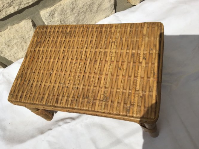 Très joli ANCIEN PETIT TABOURET REPOSE-PIEDS en rotin tressé ART POPULAIRE