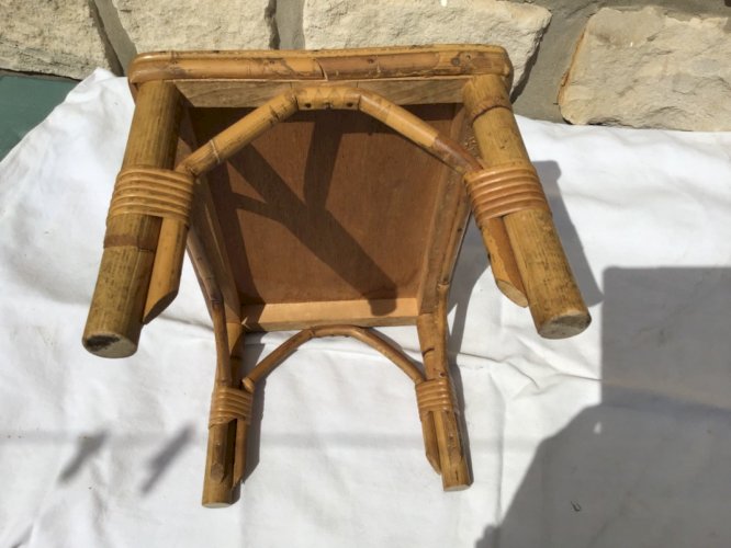 Très joli ANCIEN PETIT TABOURET REPOSE-PIEDS en rotin tressé ART POPULAIRE