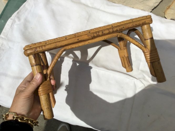 Très joli ANCIEN PETIT TABOURET REPOSE-PIEDS en rotin tressé ART POPULAIRE