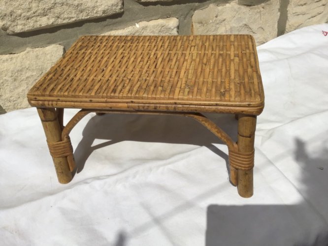 Très joli ANCIEN PETIT TABOURET REPOSE-PIEDS en rotin tressé ART POPULAIRE