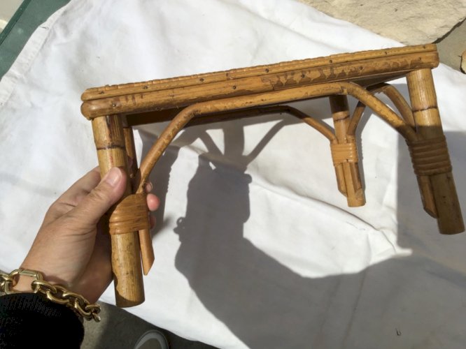 Très joli ANCIEN PETIT TABOURET REPOSE-PIEDS en rotin tressé ART POPULAIRE