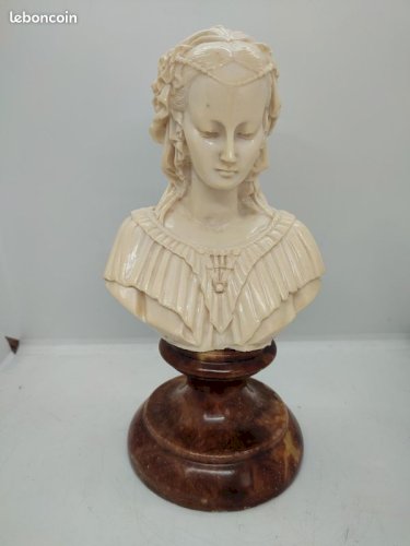 Très joli buste Italien de femme représentant Angelica Maria par Arnaldo.Giannelli (pas signé)(made in chiner)
