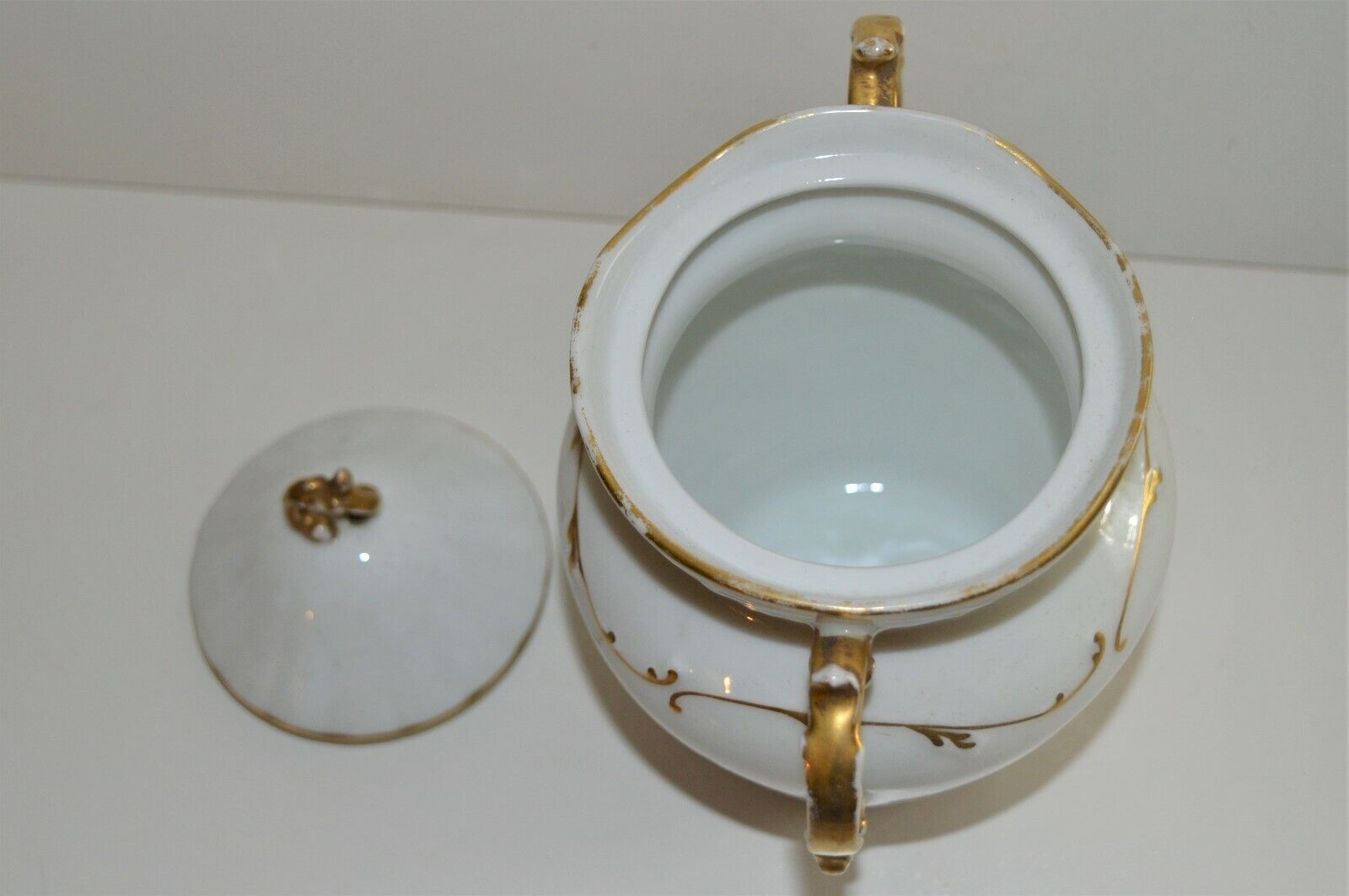 Quatre assiettes porcelaine de la maison Tharau