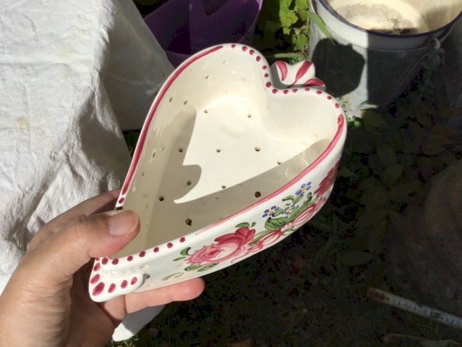 Très jolie faisselle égouttoir à fromage forme coeur vaisselle fleurs
