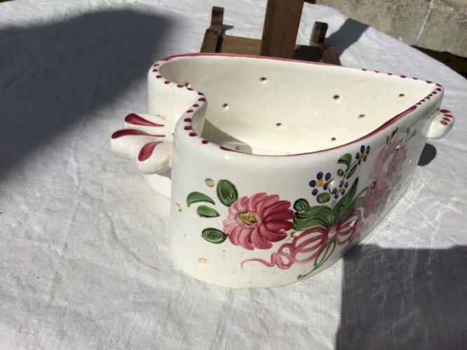 Très jolie faisselle égouttoir à fromage forme coeur vaisselle fleurs