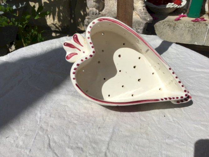 Très jolie faisselle égouttoir à fromage forme coeur vaisselle fleurs