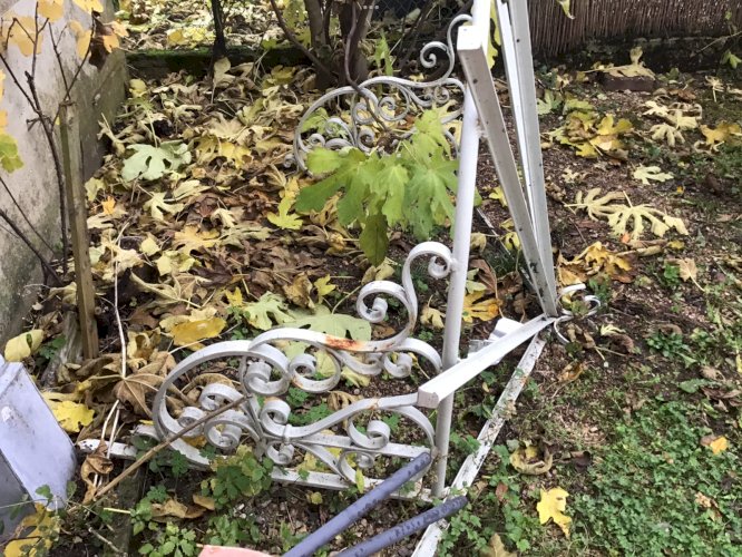 TRÈS jolie Marquise de porte en fer forgé avec volutes