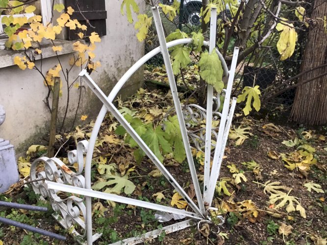 TRÈS jolie Marquise de porte en fer forgé avec volutes