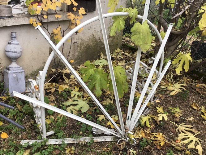 TRÈS jolie Marquise de porte en fer forgé avec volutes