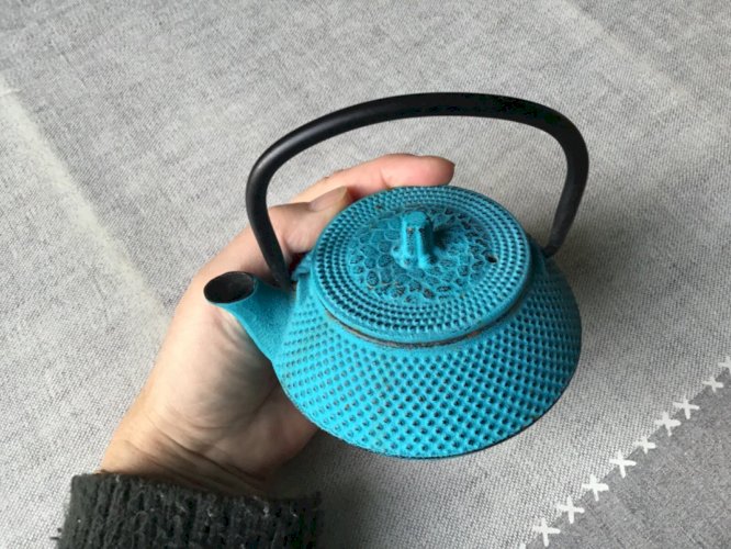 TRES jolie petite THÉIÈRE JAPONAISE en FONTE bleue