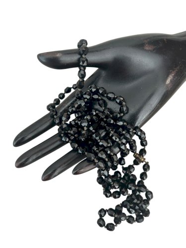Très long collier Ancien en perles de jais 140 cm époque charleston Vers 1920