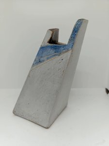 tres original vase pyramidal signé ML? design en bon etat