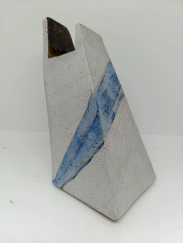 tres original vase pyramidal signé ML? design en bon etat