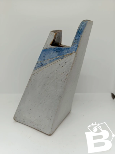 tres original vase pyramidal signé ML? design en bon etat