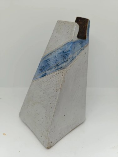 tres original vase pyramidal signé ML? design en bon etat