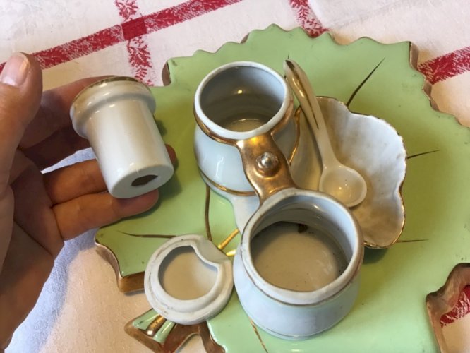 TRÈS ORIGINALE  SALIERE POIVRIERE MOUTARDIER PORCELAINE JUMELLES