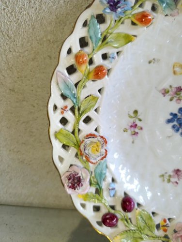 tres rare Assiette ajouree en Porcelaine saxe, Potschappel, Carl Thieme, 19ème Siècle en bon etat