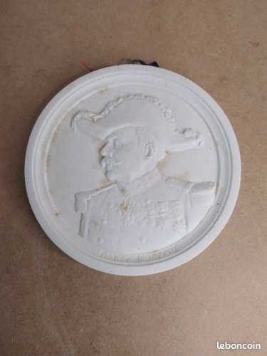 Très Rare Médaillon En Plâtre Signe AD Du Général Joffre.en Bon état(made in chiner )