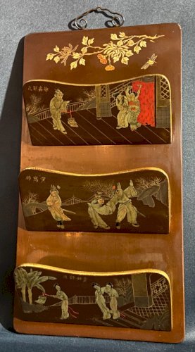 Trieur à courrier sur 3 niveaux bois laqué décor doré de personnages Japon Meiji