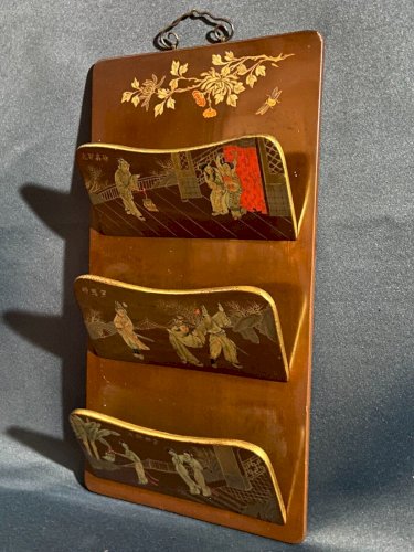 Trieur à courrier sur 3 niveaux bois laqué décor doré de personnages Japon Meiji