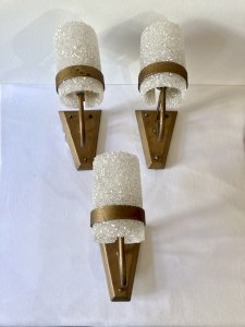 Trio d'appliques murales en métal doré et Perspex effet glace, années 1960-70