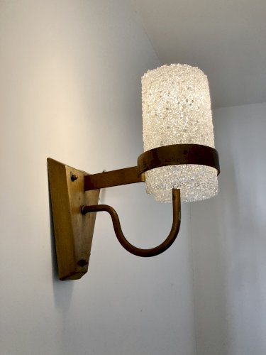 Trio d'appliques murales en métal doré et Perspex effet glace, années 1960-70