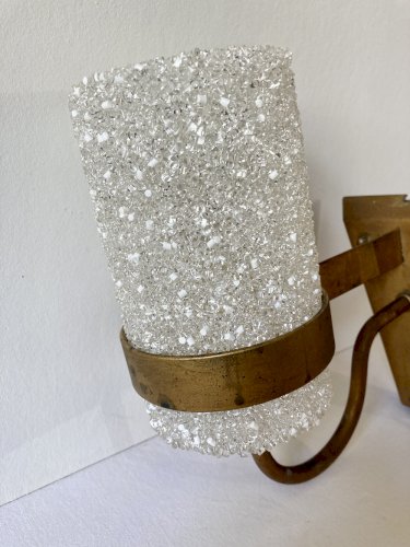 Trio d'appliques murales en métal doré et Perspex effet glace, années 1960-70