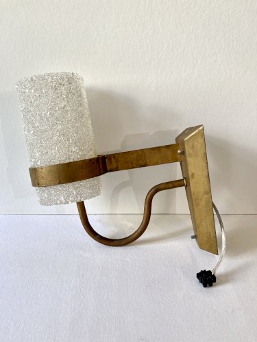 Trio d'appliques murales en métal doré et Perspex effet glace, années 1960-70