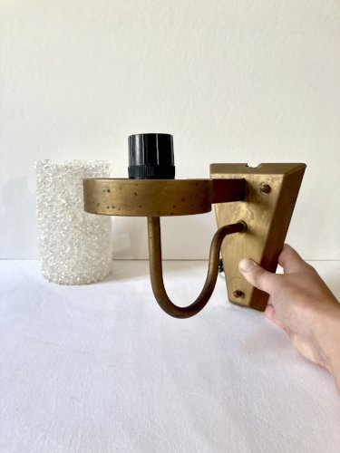 Trio d'appliques murales en métal doré et Perspex effet glace, années 1960-70