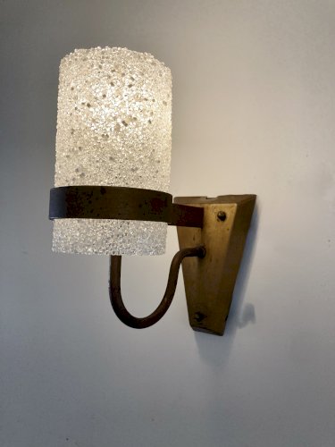 Trio d'appliques murales en métal doré et Perspex effet glace, années 1960-70