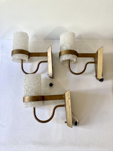 Trio d'appliques murales en métal doré et Perspex effet glace, années 1960-70