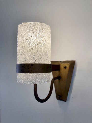 Trio d'appliques murales en métal doré et Perspex effet glace, années 1960-70