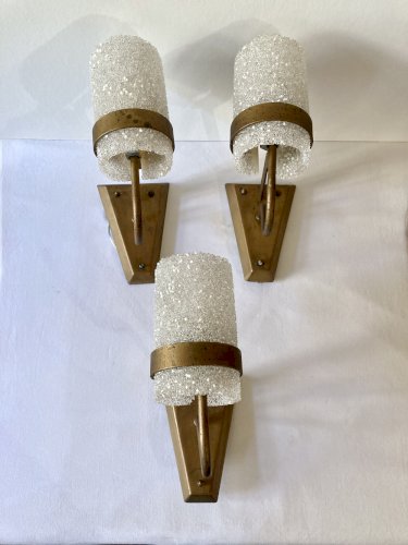 Trio d'appliques murales en métal doré et Perspex effet glace, années 1960-70