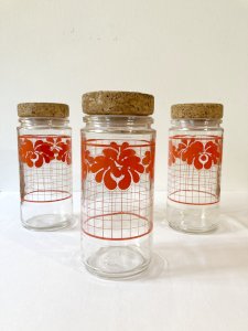 trio de bocaux en verre, motif lotus rouge, années 1970-1980