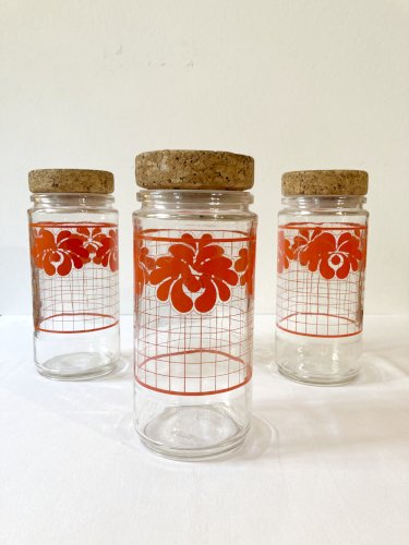 trio de bocaux en verre, motif lotus rouge, années 1970-1980
