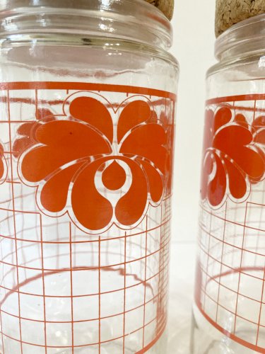 trio de bocaux en verre, motif lotus rouge, années 1970-1980