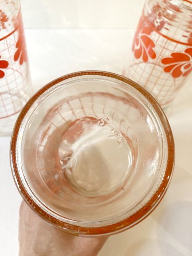 trio de bocaux en verre, motif lotus rouge, années 1970-1980