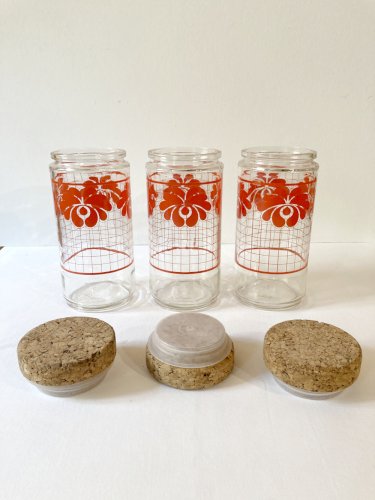 trio de bocaux en verre, motif lotus rouge, années 1970-1980