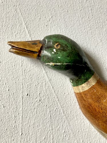 Trio de canards colverts en bois sculpté et peint, décoration murale