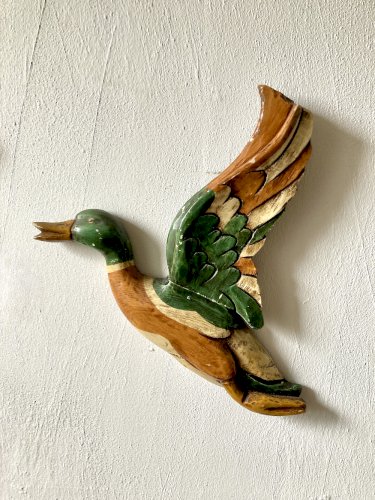Trio de canards colverts en bois sculpté et peint, décoration murale