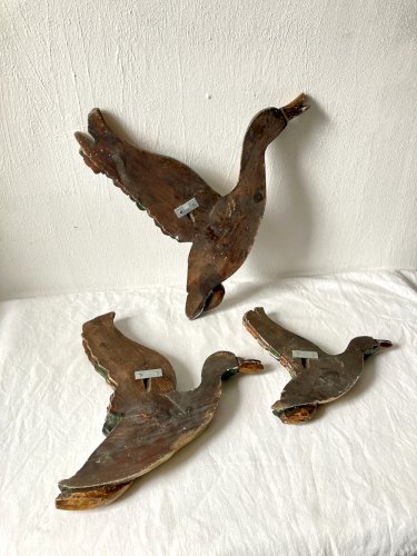 Trio de canards colverts en bois sculpté et peint, décoration murale