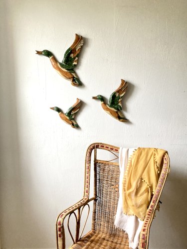 Trio de canards colverts en bois sculpté et peint, décoration murale