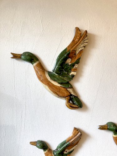 Trio de canards colverts en bois sculpté et peint, décoration murale