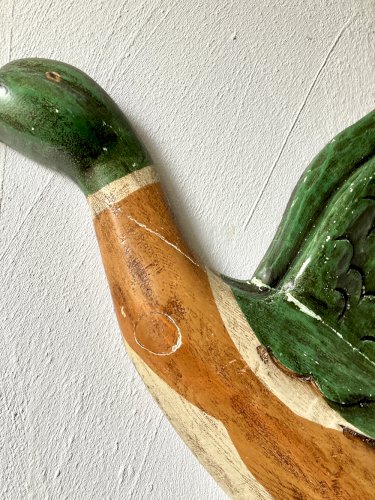Trio de canards colverts en bois sculpté et peint, décoration murale