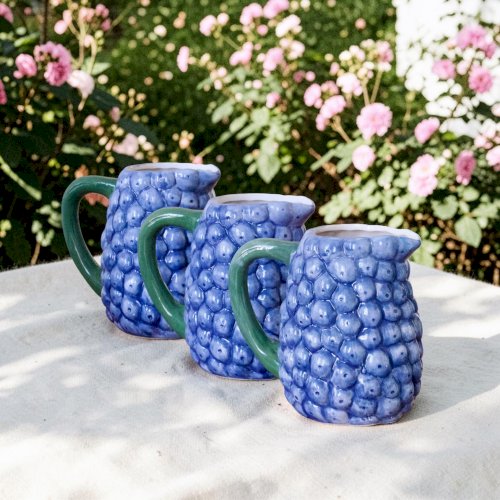 Trio de carafes vintage en barbotine myrtilles