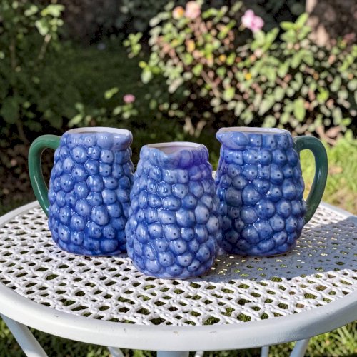 Trio de carafes vintage en barbotine myrtilles