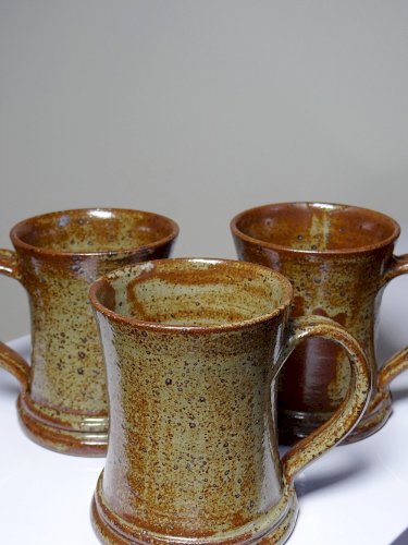 Trio de chopes à bière ou à cidre en grès pyrité artisanal vintage