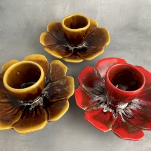 Trio de coquetier fleurs en céramique DLG Vallauris jaune et rouge, non signé