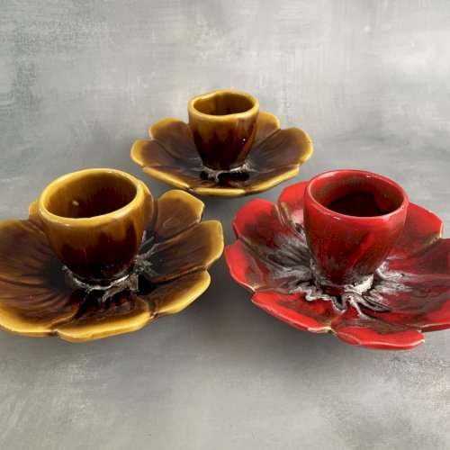 Trio de coquetier fleurs en céramique DLG Vallauris jaune et rouge, non signé