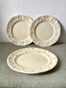 Digoin Sarreguemines serving dish trio, Arromanches model – an oval dish and two round dishes, circa 1950.